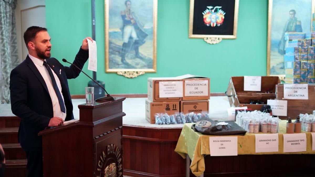 El Gobierno de Bolivia expuso las armas enviadas por la gestión de Macri.