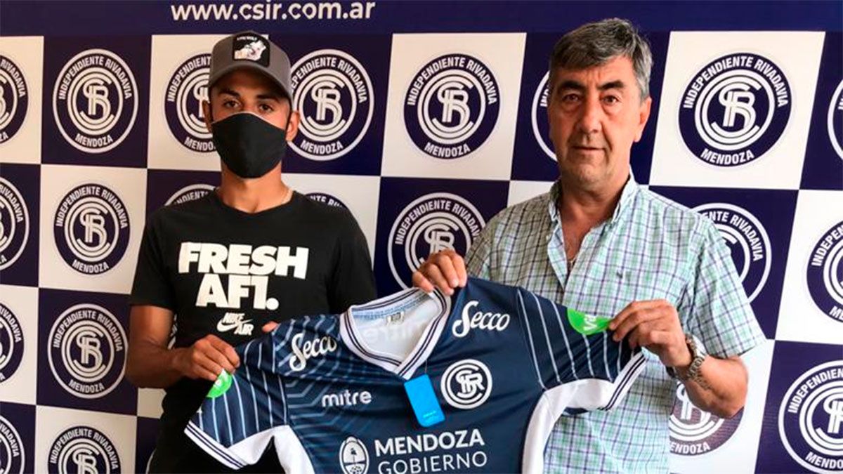 Marcos Sosa firmó su primer contrato. (Gentileza Prensa CSIR).