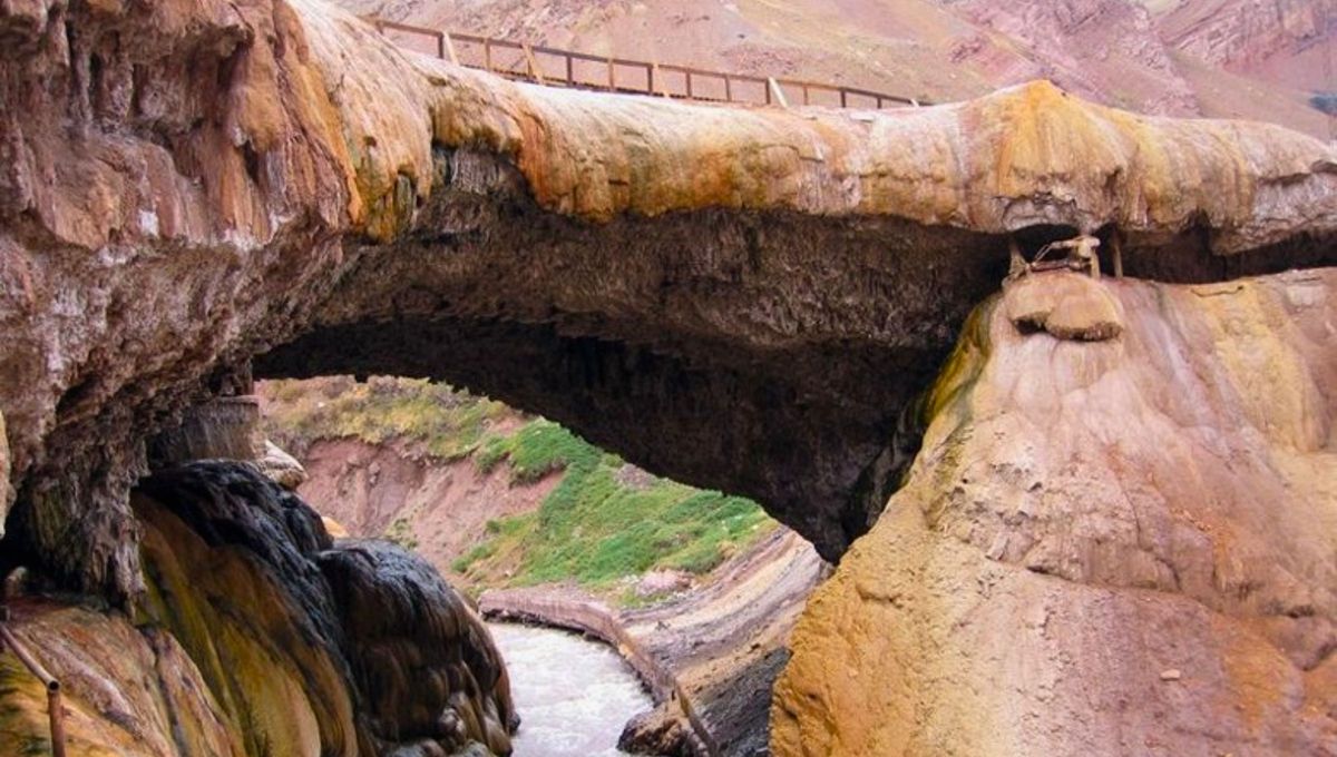 El monumento natural Puente del Inca es un área natural protegida de la provincia de Mendoza en Argentina, adyacente a la localidad de Puente del Inca. Fue declarado Patrimonio de la Humanidad por la UNESCO El monumento natural Puente del Inca es un área natural protegida de la provincia de Mendoza en Argentina, adyacente a la localidad de Puente del Inca. Fue declarado Patrimonio de la Humanidad por la UNESCO