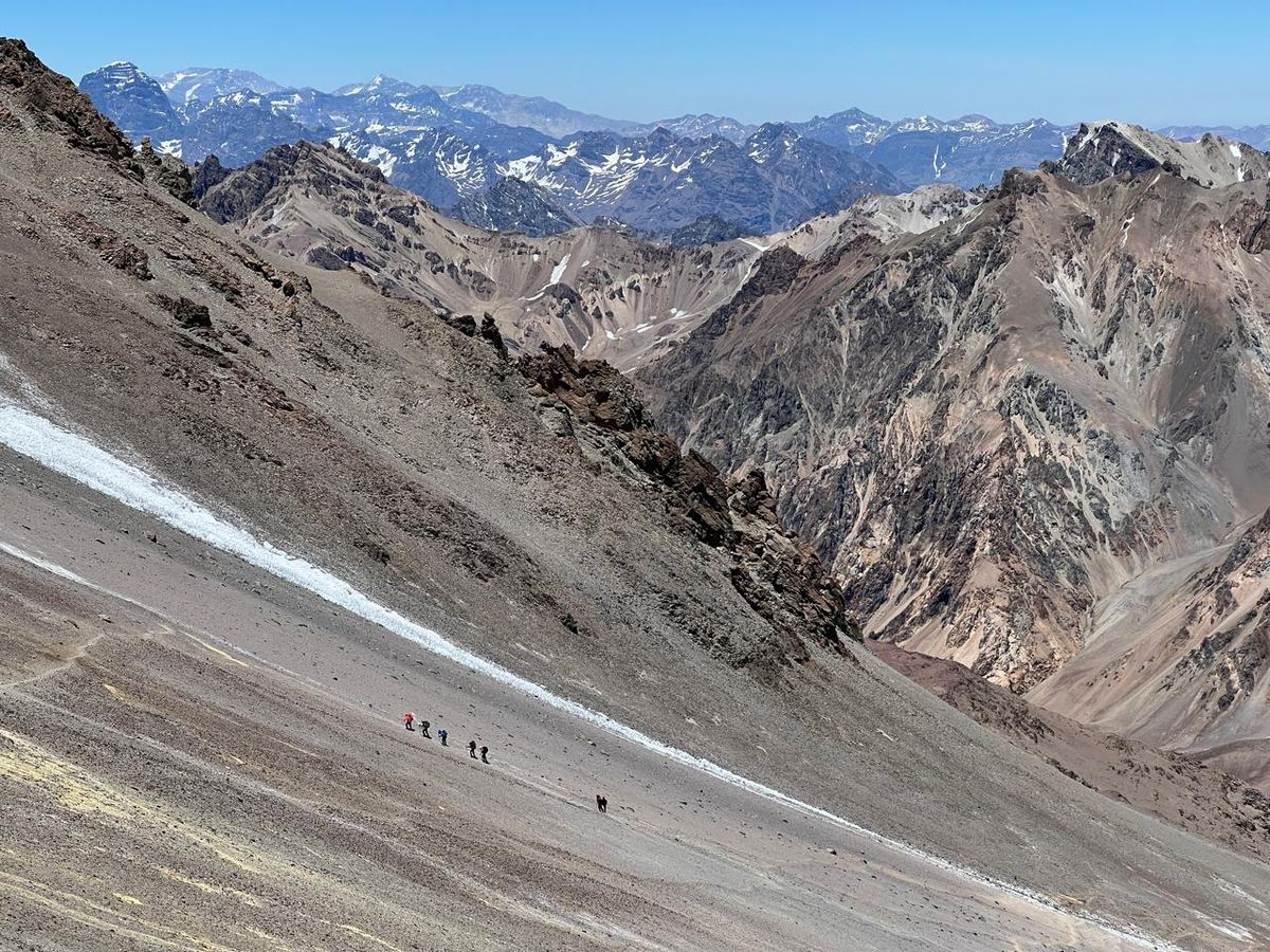 Los médicos de montaña entrenan físicamente para escalar el Aconcagua. Los médicos de montaña entrenan físicamente para escalar el Aconcagua.