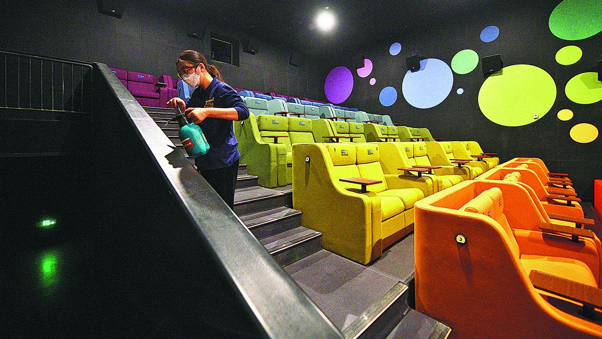 Una empleada desinfecta los pasillos y asientos de un cine en Beijing el mes pasado. FU DING / PARA CHINA DAILY