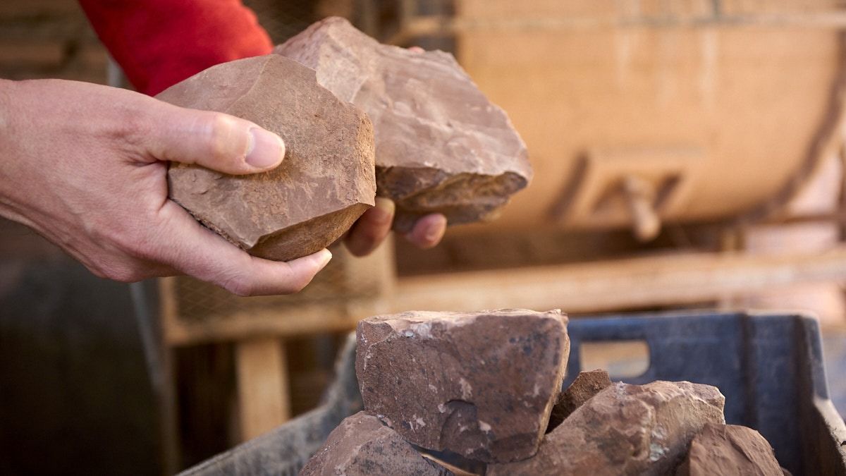 La arcilla la extraen del mismo yacimiento de Cacheuta de donde sacaba Colette en la década del 50. La arcilla la extraen del mismo yacimiento de Cacheuta de donde sacaba Colette en la década del 50.