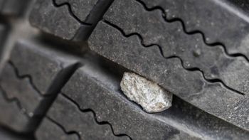 Sacar las piedras incrustadas en las cubiertas del auto: por qué recomiendan hacerlo Sacar las piedras incrustadas en las cubiertas del auto: por qué recomiendan hacerlo