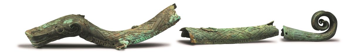 Una serpiente de bronce de tres partes descubierta en el yacimiento de Sanxingdui en Guanghan, provincia de Sichuan, que data de la dinastía Shang. PARA USO DE CHINA DAILY Una serpiente de bronce de tres partes descubierta en el yacimiento de Sanxingdui en Guanghan, provincia de Sichuan, que data de la dinastía Shang. PARA USO DE CHINA DAILY