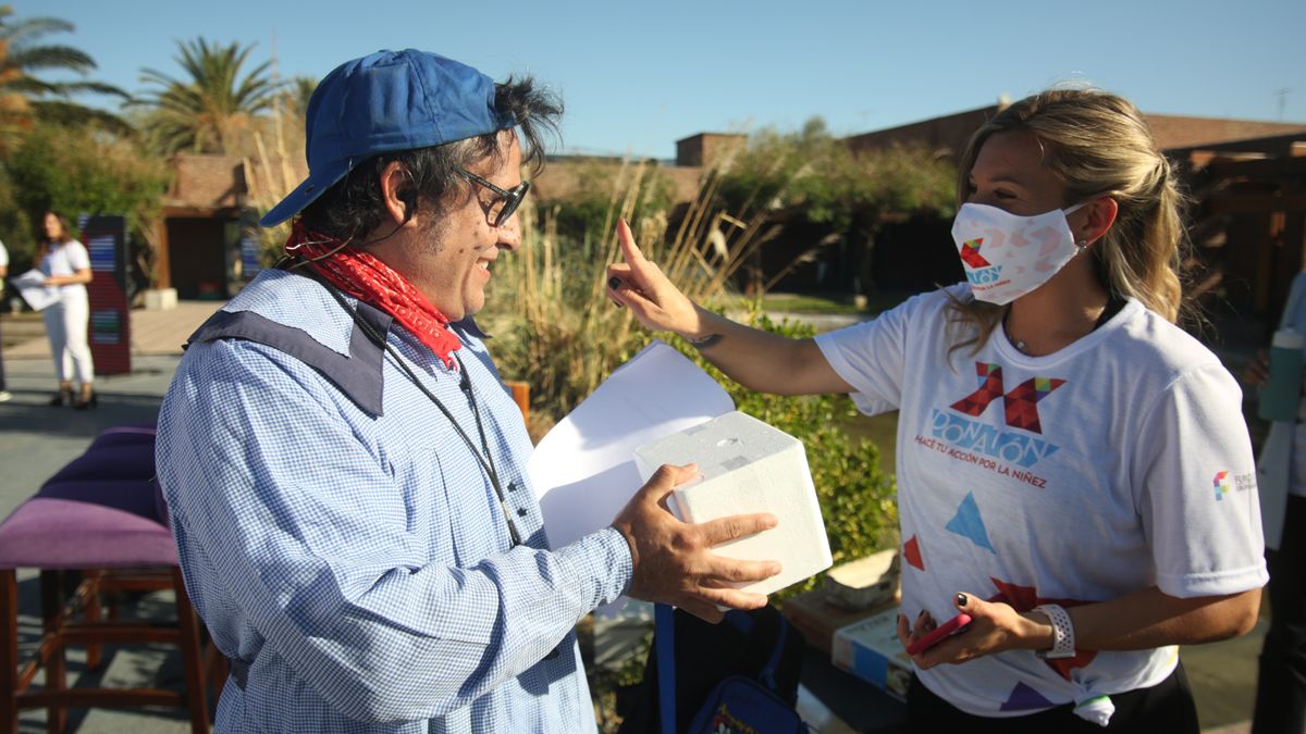 Tinchito y la directora de Fundación Grupo América, Barbarita Vila
