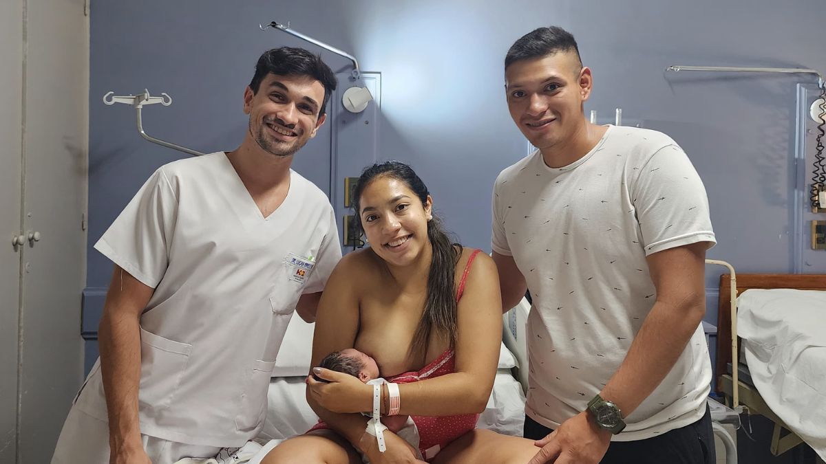 La pequeña Isabella en los brazos de su mamá Oriana junto a su papá Daniel Mónico en el Hospital Español, de Godoy Cruz. La pequeña Isabella en los brazos de su mamá Oriana junto a su papá Daniel Mónico en el Hospital Español, de Godoy Cruz.