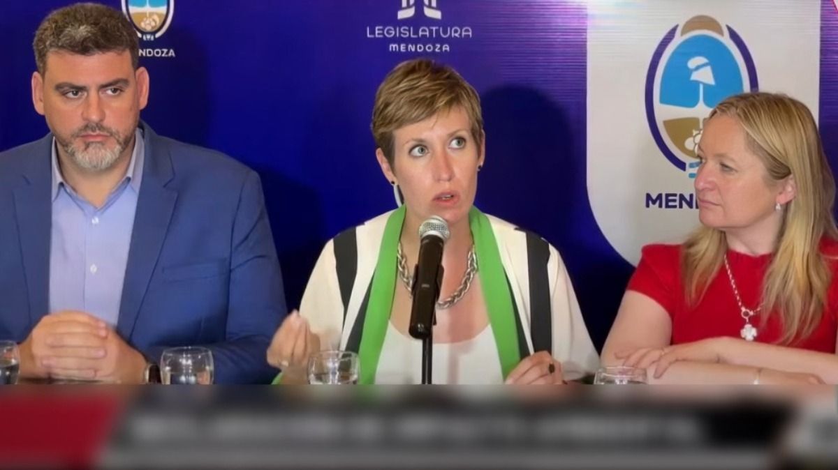 La ministra de Energía, Jimena Latorre, junto al senador Martín Kerchner y a la vicegobernadora Hebe Casado, en la presentación del proyecto para aprobar la Declaración de Impacto Ambiental de 34 proyectos del Distrito Minero Malargüe Occidental. La ministra de Energía, Jimena Latorre, junto al senador Martín Kerchner y a la vicegobernadora Hebe Casado, en la presentación del proyecto para aprobar la Declaración de Impacto Ambiental de 34 proyectos del Distrito Minero Malargüe Occidental.