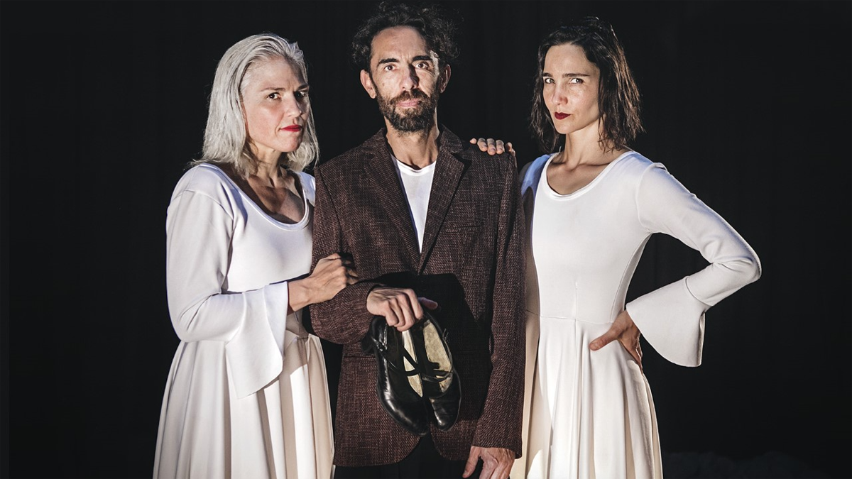 Celeste Álvarez y Valentina Aparicio junto al director de Pez Luna, Fabián Castellani.