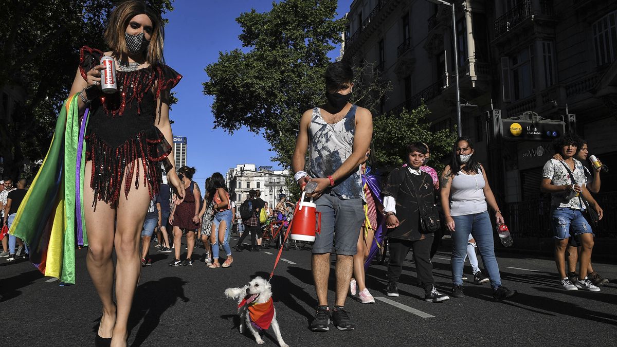 Distintas agrupaciones LGBTIQ convocaron a una movilización desde la Plaza de Mayo hacia el Congreso de la Nación bajo el lema entre nosotrxs nos cuidamos. Coronavirus en Argentina: Buenos Aires ya está en DISPO.