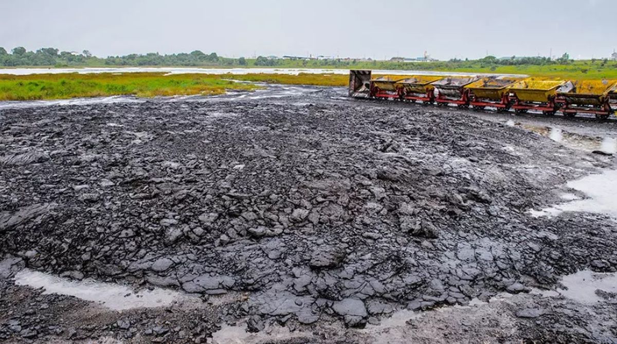 Este lago contiene grandes cantidades de asfalto líquido. Este lago contiene grandes cantidades de asfalto líquido.