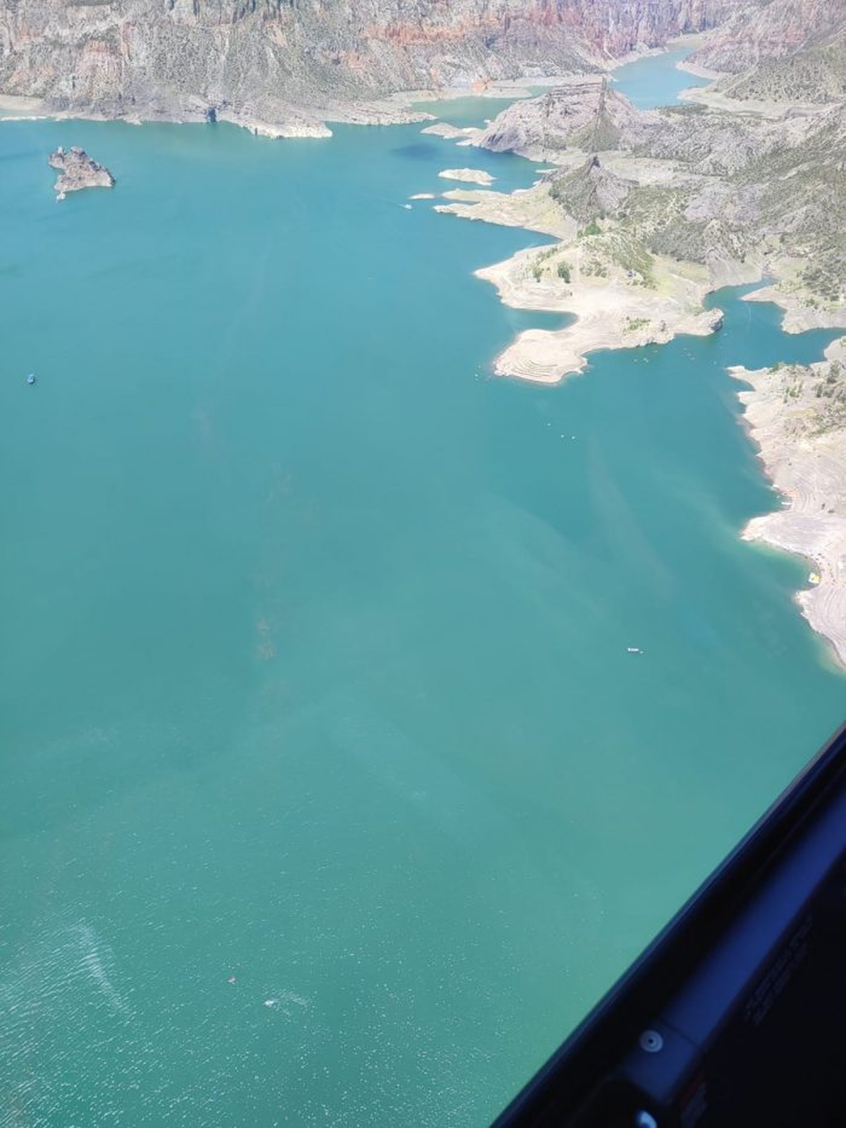 Vista aérea que muestra cómo la crecida del río afecta a Valle Grande y Cañón del Atuel, zonas que en ésta época están colmadas de turistas Vista aérea que muestra cómo la crecida del río afecta a Valle Grande y Cañón del Atuel, zonas que en ésta época están colmadas de turistas