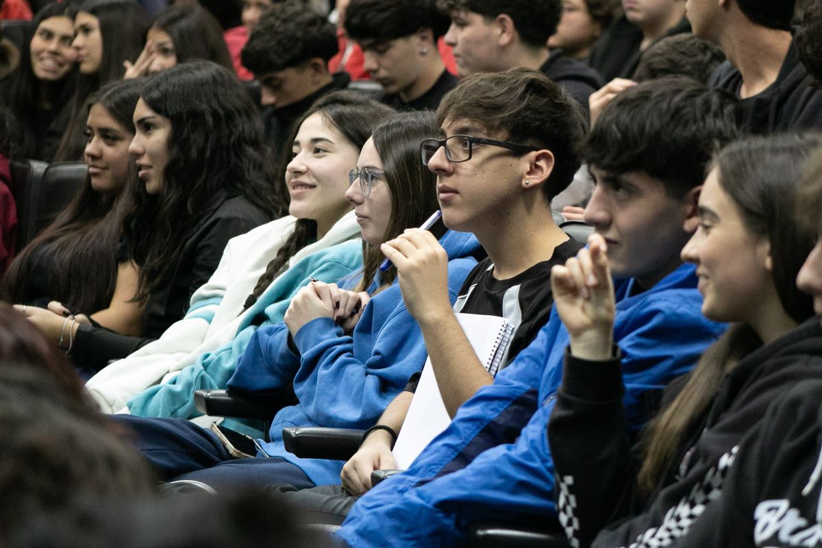 Estudiantes de secundarias de la UNCuyo escucharon las propuestas educativas del Instituto Balseiro.