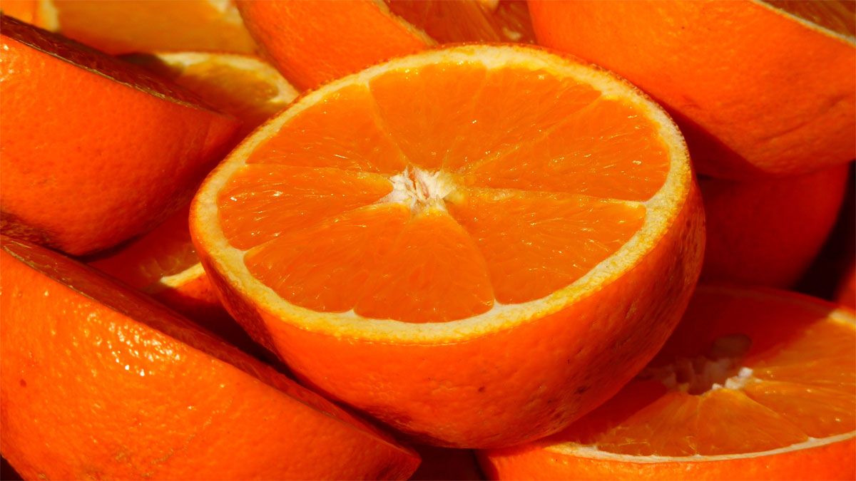 Beber jugo de naranja todos los días es sumamente importante para la dieta saludable de las personas.