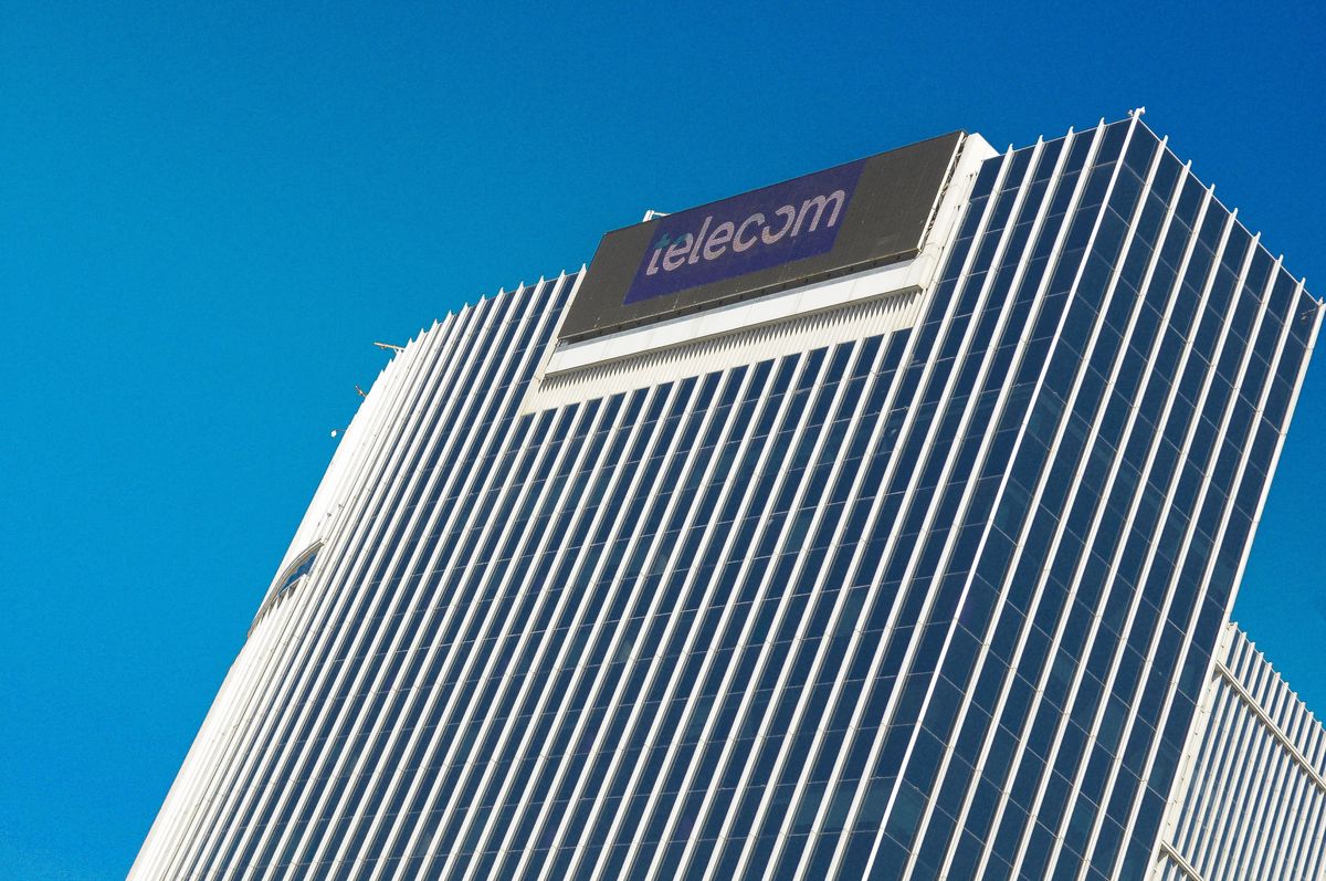 Compañía de Telecom. Compañía de Telecom.