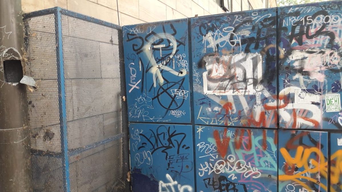 Ingreso al estacionamiento del Juzgado de Familia, en Montevideo y Mitre. Ingreso al estacionamiento del Juzgado de Familia, en Montevideo y Mitre.