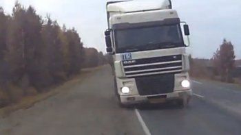 Casi una tragedia en Rusia: quiso pasar a dos autos y un camión y terminó volcando