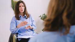 Muchas personas acuden a terapia psicológica. Imagen: Pexels.