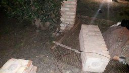 Luego del empujón de su hermano, la columna de ladrillos y cemento cayó encima de la mujer provocándole la muerte. El hecho ocurrió en La Plata