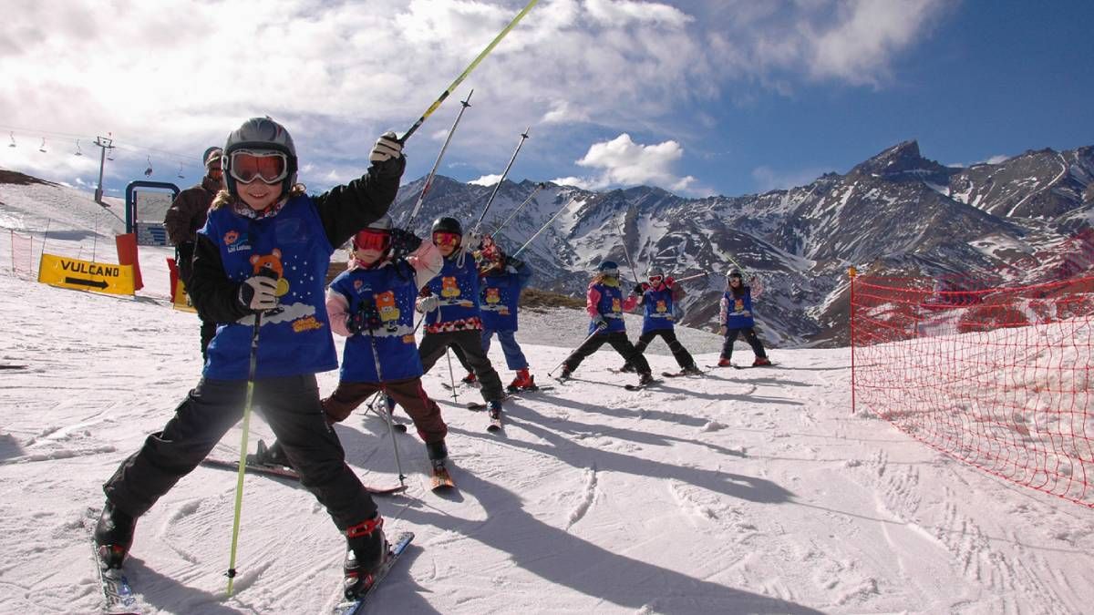 Las Leñas cuenta con clases de ski para niños y adolescentes.