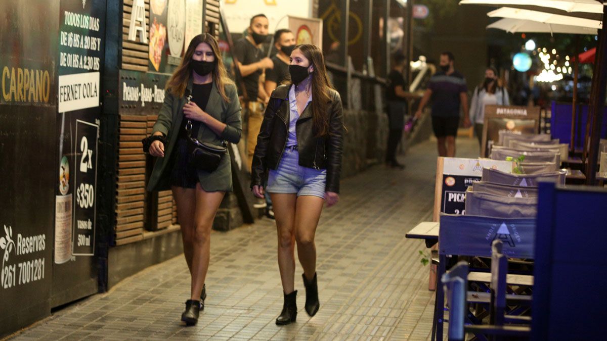 Los bares de la calle Arístides ya acusan el recibo por la restricción horaria en Mendoza que se aplica desde el lunes. El cierre es a las 0.30.