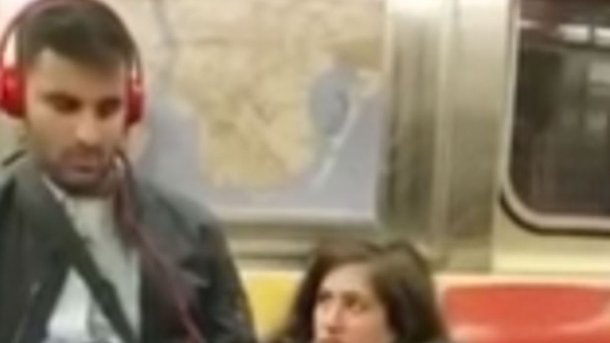 Chica Se Masturba En El Subte Y Pide Una Manito Al Compañero De Asiento 