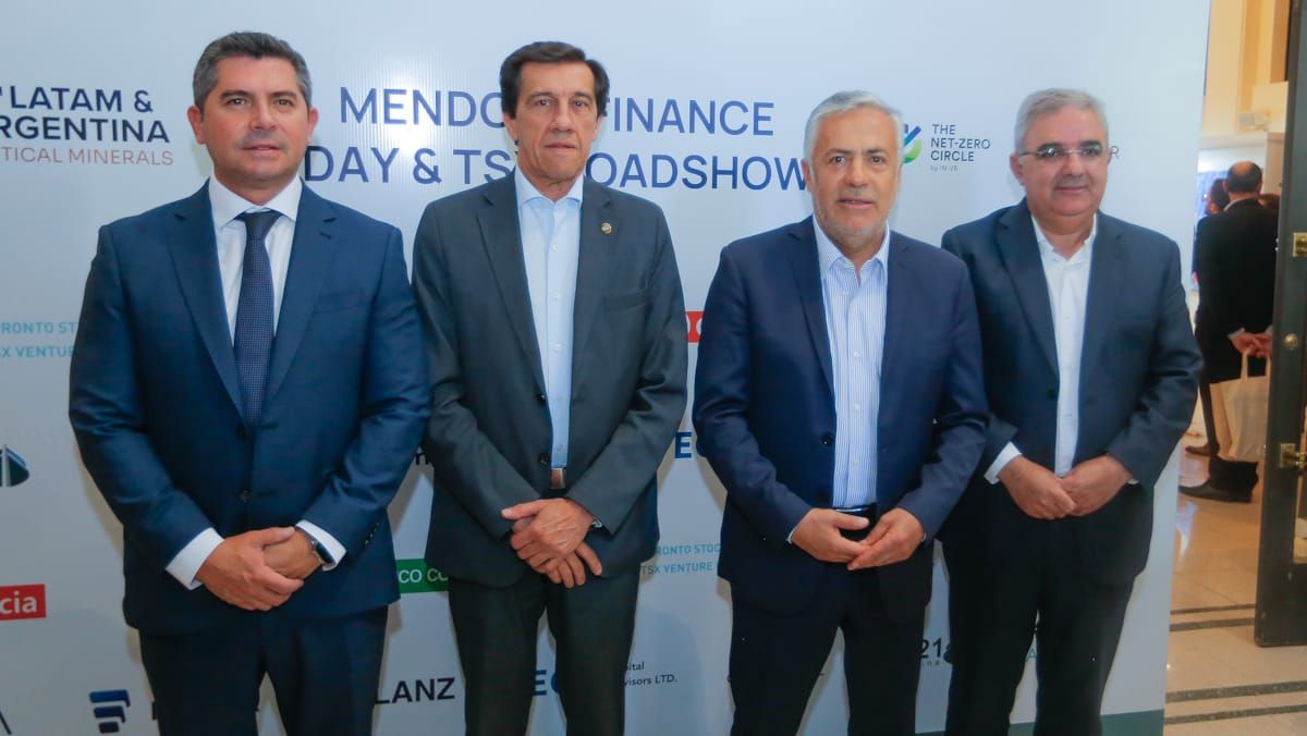 Los gobernadores de la Mesa del Cobre salen a buscar financiamiento internacional para avanzar con la minería en sus provincias. Los gobernadores de la Mesa del Cobre salen a buscar financiamiento internacional para avanzar con la minería en sus provincias.