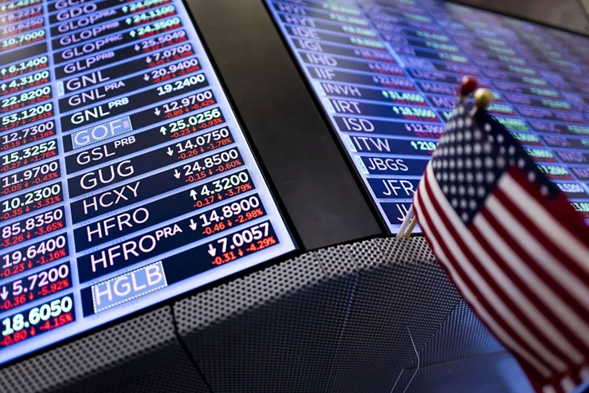 Una pantalla mostrando el comportamiento del mercado