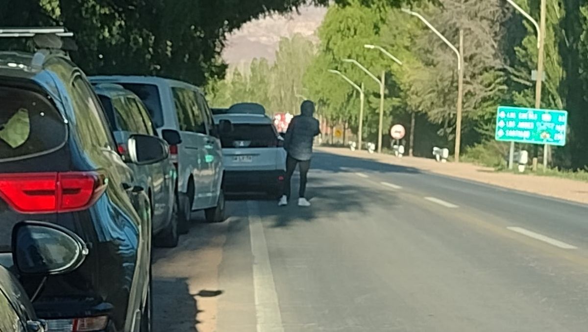 Por el accidente, Gendarmería Nacional reguló el tránsito aunque el camión quedó en la banquina. Imagen ilustrativa. Por el accidente, Gendarmería Nacional reguló el tránsito aunque el camión quedó en la banquina. Imagen ilustrativa.