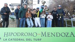 Los rostros felices del Hipódromo de Mendoza. Jockey, entrenador, peón y autoridades del Hipódromo de Mendoza y el Instituto de Juegos y Casino de Mendoza durante la premiación del Clásico Santo Patrono Santiago.