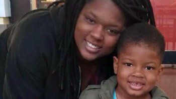 La mujer que columpiaba a hijo muerto fue acusada de homicidio
