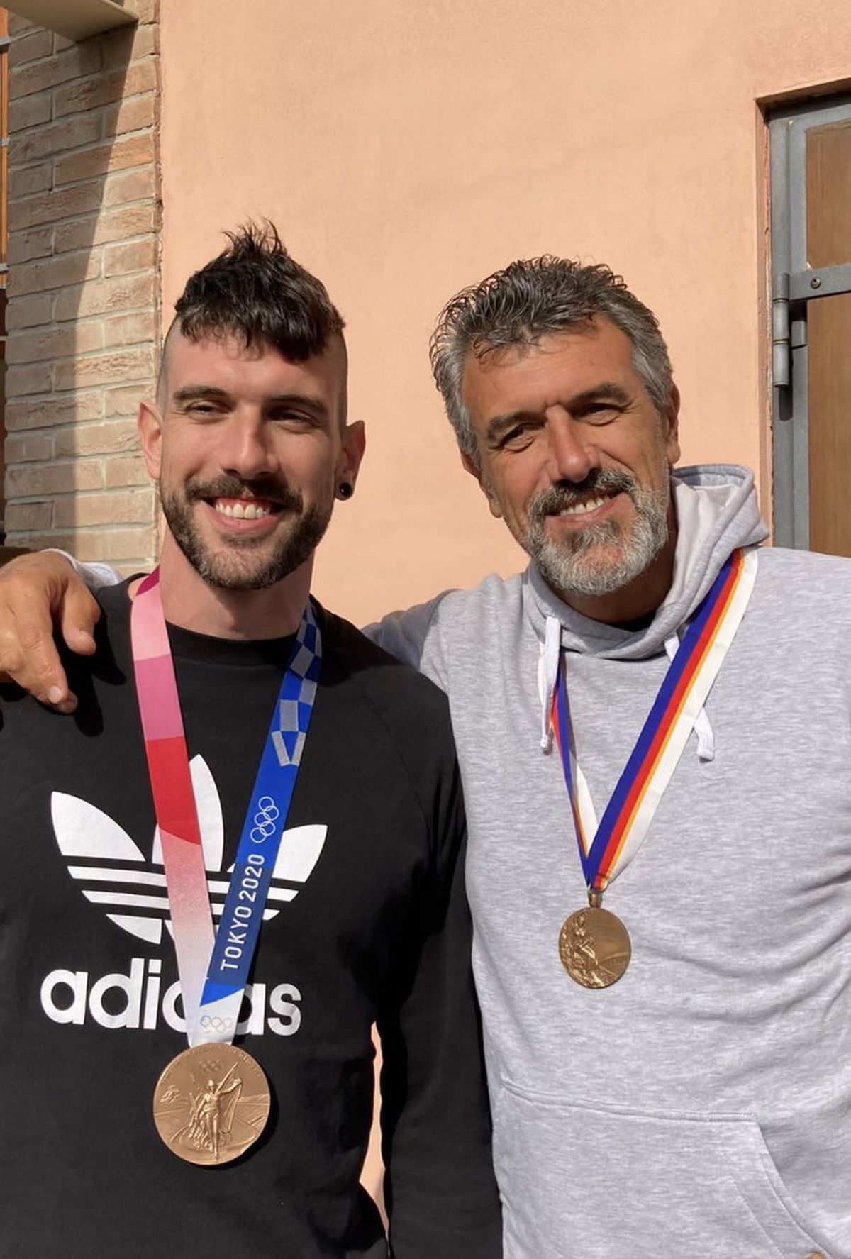 Dos generaciones ligadas al vóley en la familia Conte, Hugo y Facundo. Con sus respectivas medallas. Dos generaciones ligadas al vóley en la familia Conte, Hugo y Facundo. Con sus respectivas medallas.