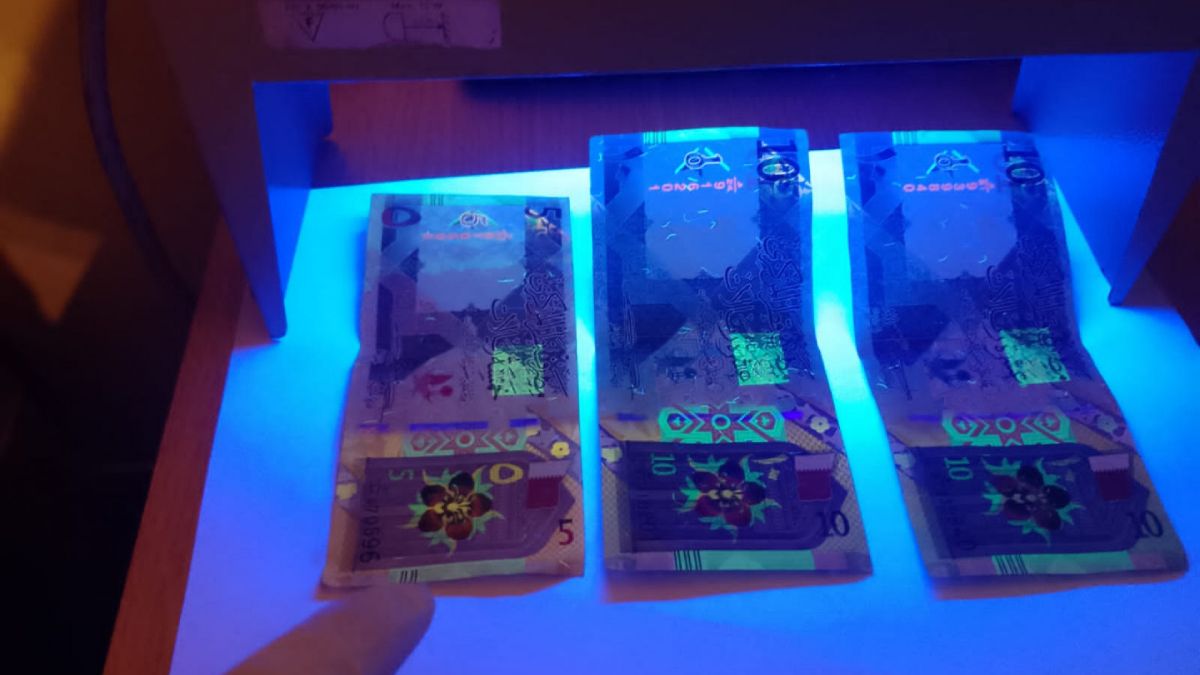 En las cuevas, además de dólares y euros, se encontraron billetes de riyal sar, moneda saudí. En las cuevas, además de dólares y euros, se encontraron billetes de riyal sar, moneda saudí.