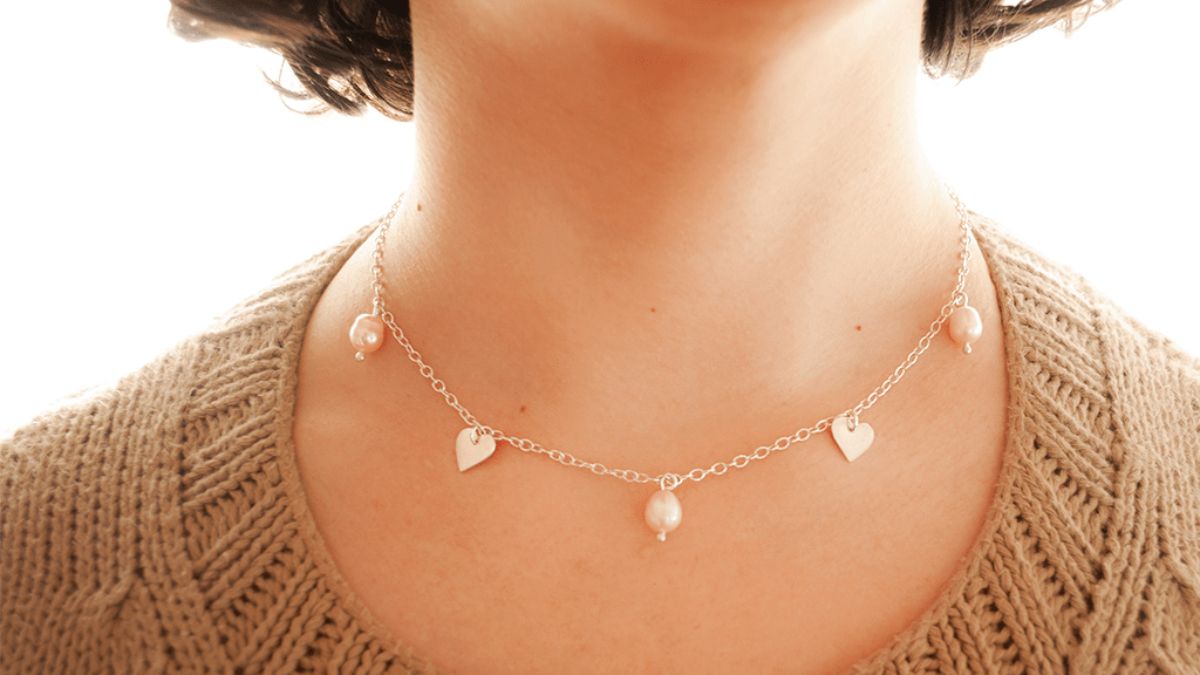 Trucos caseros. Los collares de plata se pueden limpiar fácilmente con pasta de dientes.