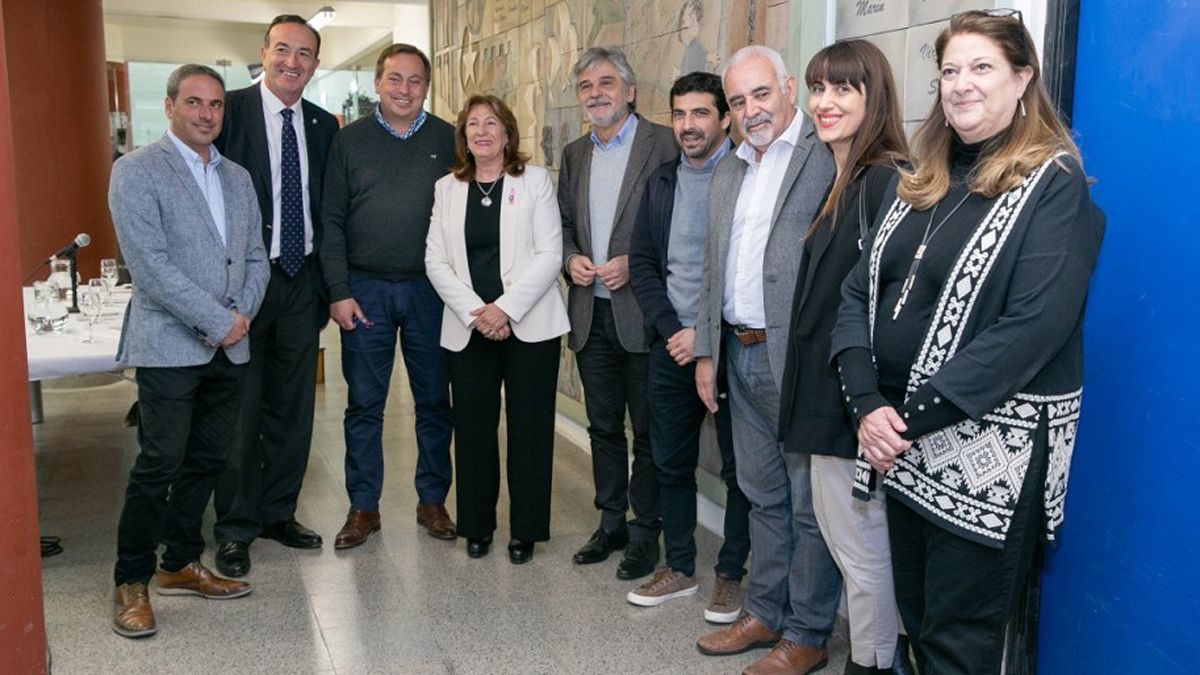 Convivencia política. Entre representantes del Ministerio de Ciencia y de la UNCuyo aparecen juntos Gabriel Fidel, Martín Aveiro, Esther Sànchez y Daniel Filmus.