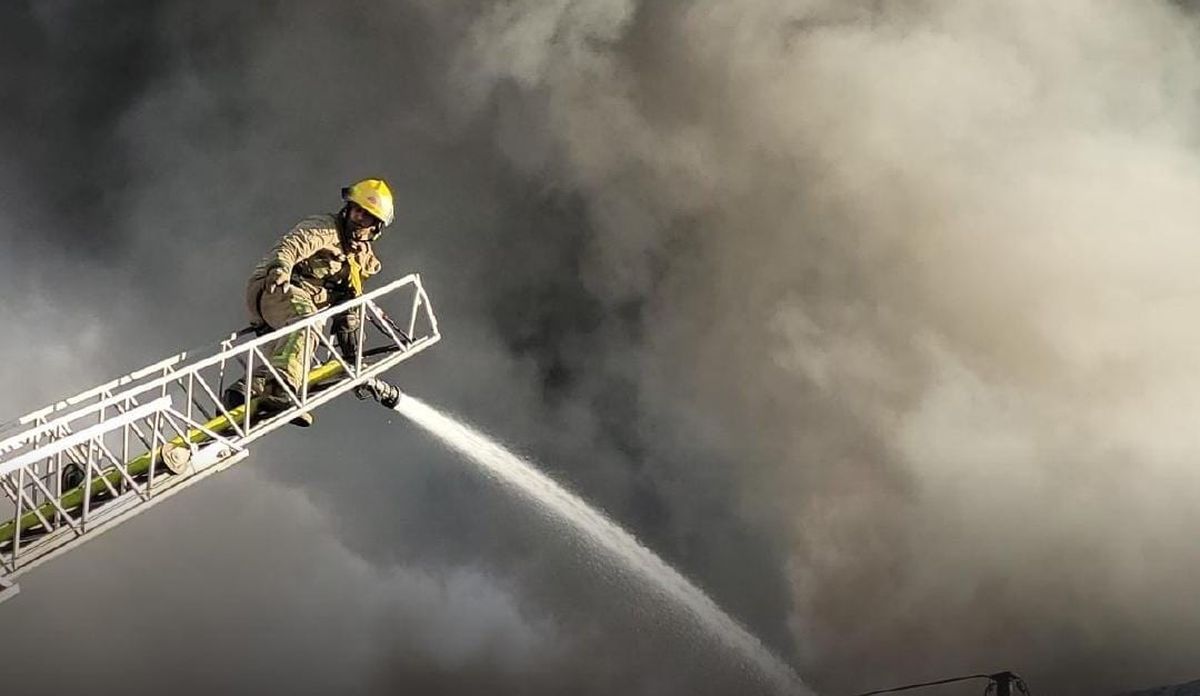 El trabajo en común entre las dotaciones de Bomberos del Gran Mendoza y del Cuartel Central de la Provincia sirvió para apagar el incendio en Zapata Goma. El trabajo en común entre las dotaciones de Bomberos del Gran Mendoza y del Cuartel Central de la Provincia sirvió para apagar el incendio en Zapata Goma.