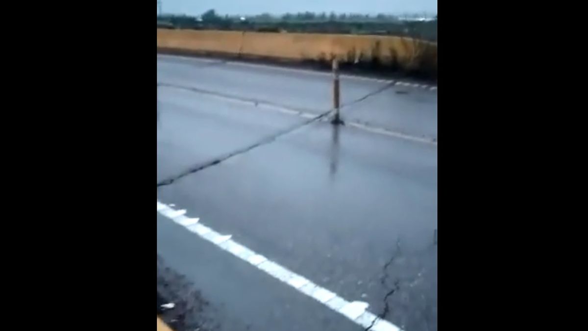La imagen es elocuente y muestra la fisura en el puente Anchoris. Vialidad informó que será sellada y que no reviste peligro.
