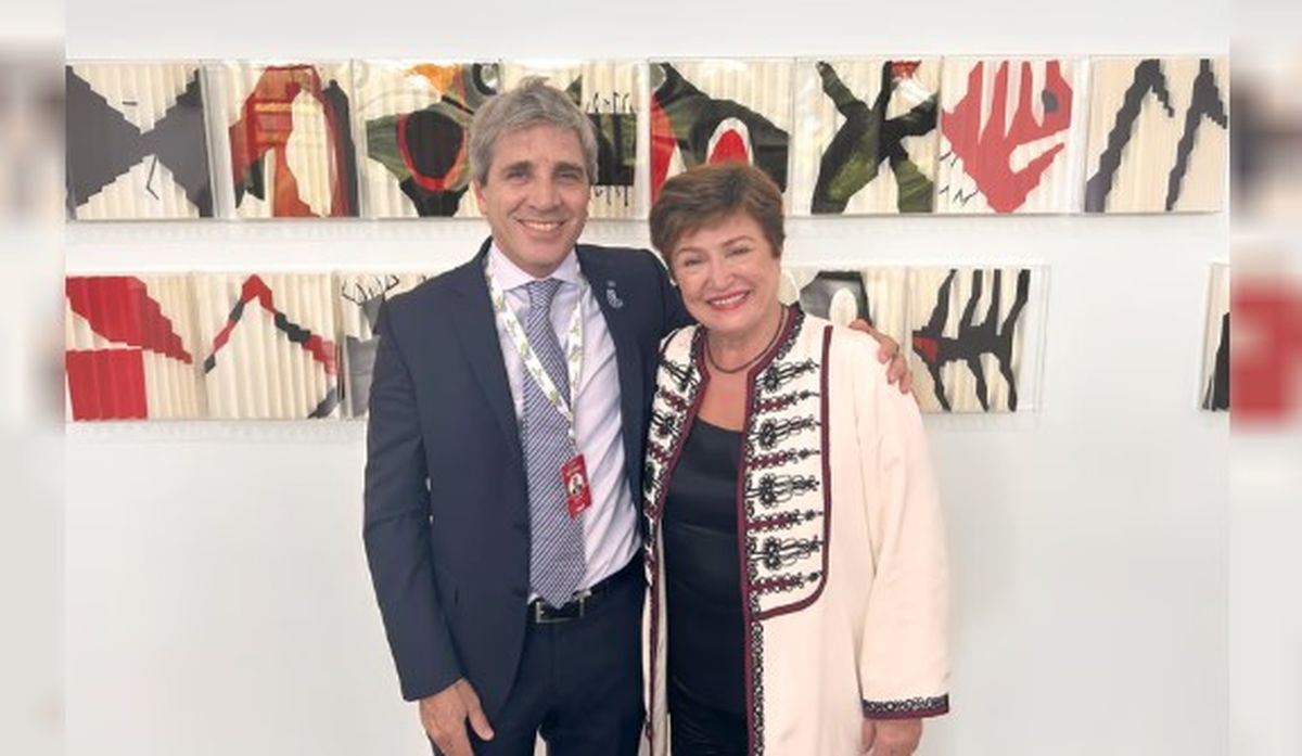 Acuerdo y sonrisas. El ministro de Economía, Luis Caputo, y la titular del FMI, Kristalina Georgieva.