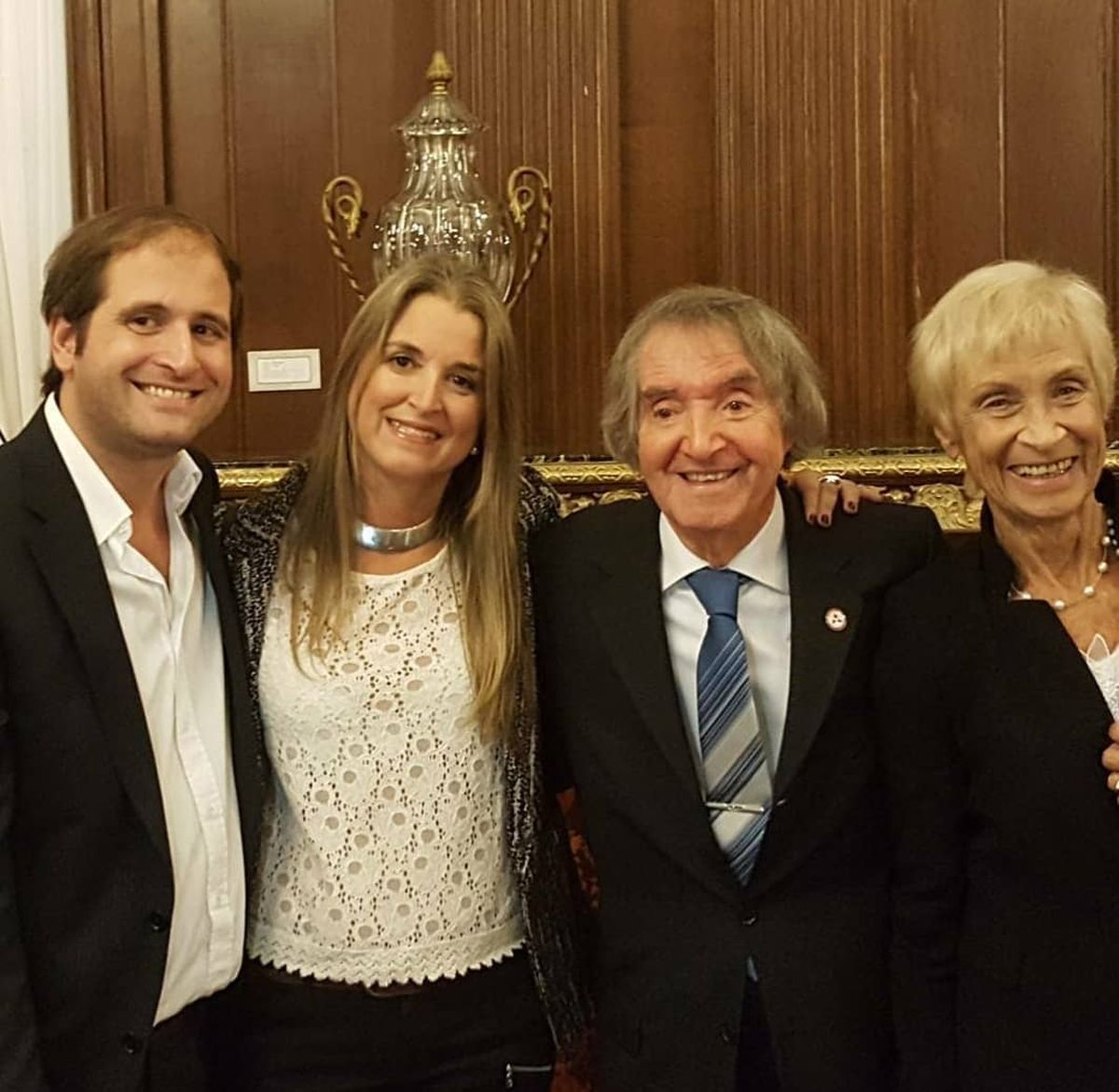 Carlitos Balá junto a toda su familia: Martín, Laura y Marthita.