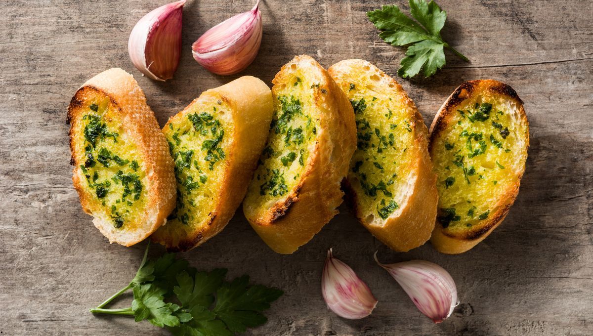 ¡Sin harinas y con 6 ingredientes! La receta de pan de ajo perfecta para acompañar cualquier picada