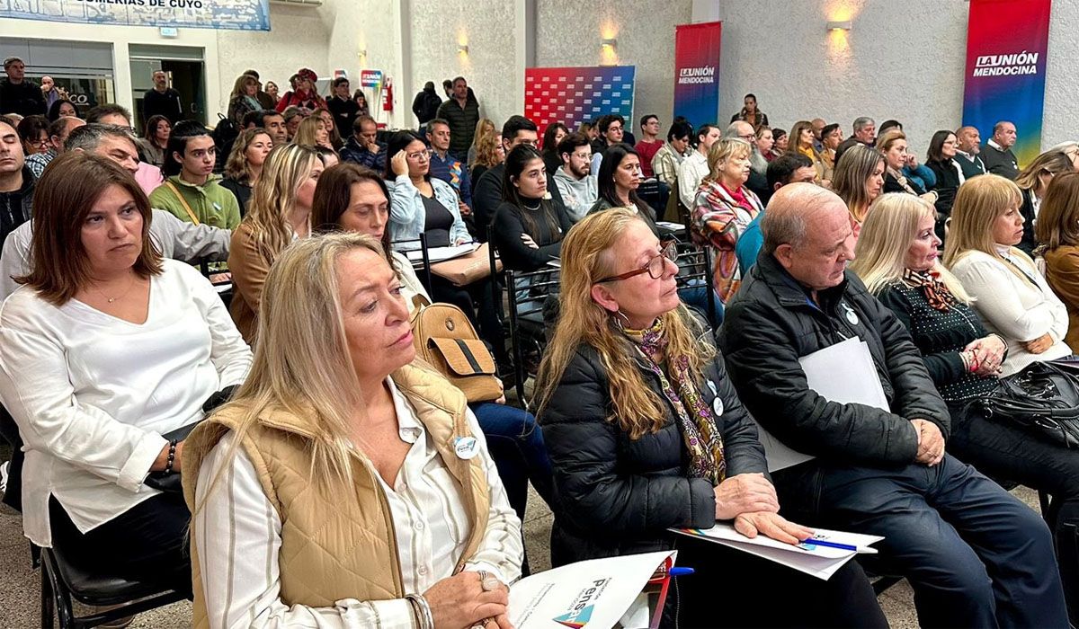 De cara a las PASO, De Marchi encargó una serie de encuentros con docentes por el ítem aula. De cara a las PASO, De Marchi encargó una serie de encuentros con docentes por el ítem aula.