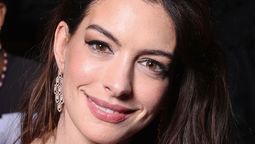 La actriz Anne Hathaway interpreta a la periodista Elena McMahon en la película de Netflix.