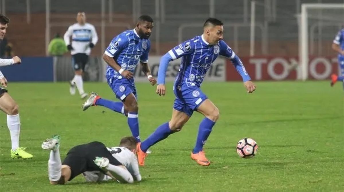Javier Correa hizo el gol del Tomba en Brasil en la revancha con Gremio.