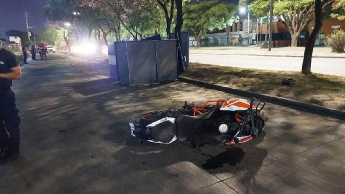 Un hombre que escapaba de ladrones&nbsp; murió tras chocar su moto contra un árbol