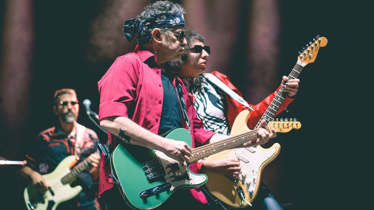 Andrés Calamaro junto a parte de su banda en Luján de Cuyo.