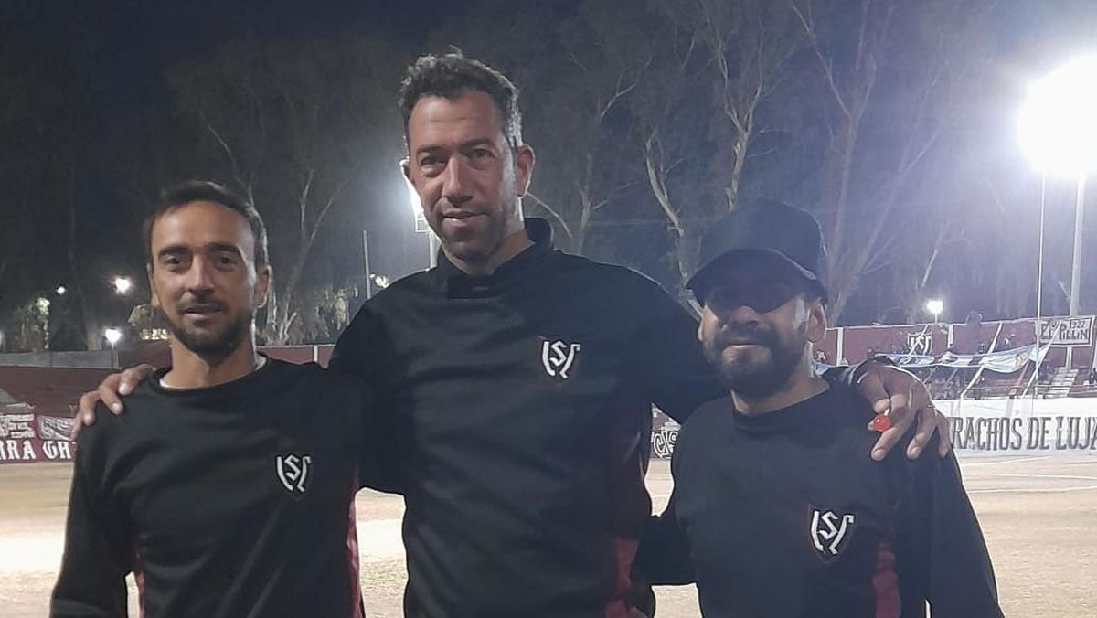 Carlos Hernández es el DT de Luján de Cuyo. Está en el medio junto a su ayudante Mauro Fugazzotto y el preparador físico Jorge González. Carlos Hernández es el DT de Luján de Cuyo. Está en el medio junto a su ayudante Mauro Fugazzotto y el preparador físico Jorge González.