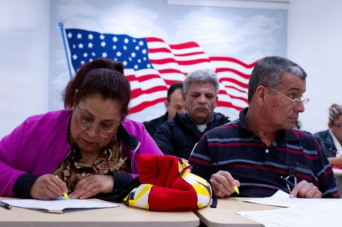 Un grupo de personas estudiando para realizar el examen de ciudadan&iacute;a de Estados Unidos. Cr&eacute;dito: EFE/ Felipe Chac&oacute;n.