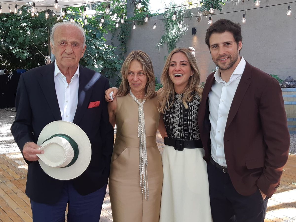 Adriano Senetiner y Cecilia Zunino en el casamiento de su hija Milagros con el joven español Francisco Javier Cocheteux. Adriano Senetiner y Cecilia Zunino en el casamiento de su hija Milagros con el joven español Francisco Javier Cocheteux.