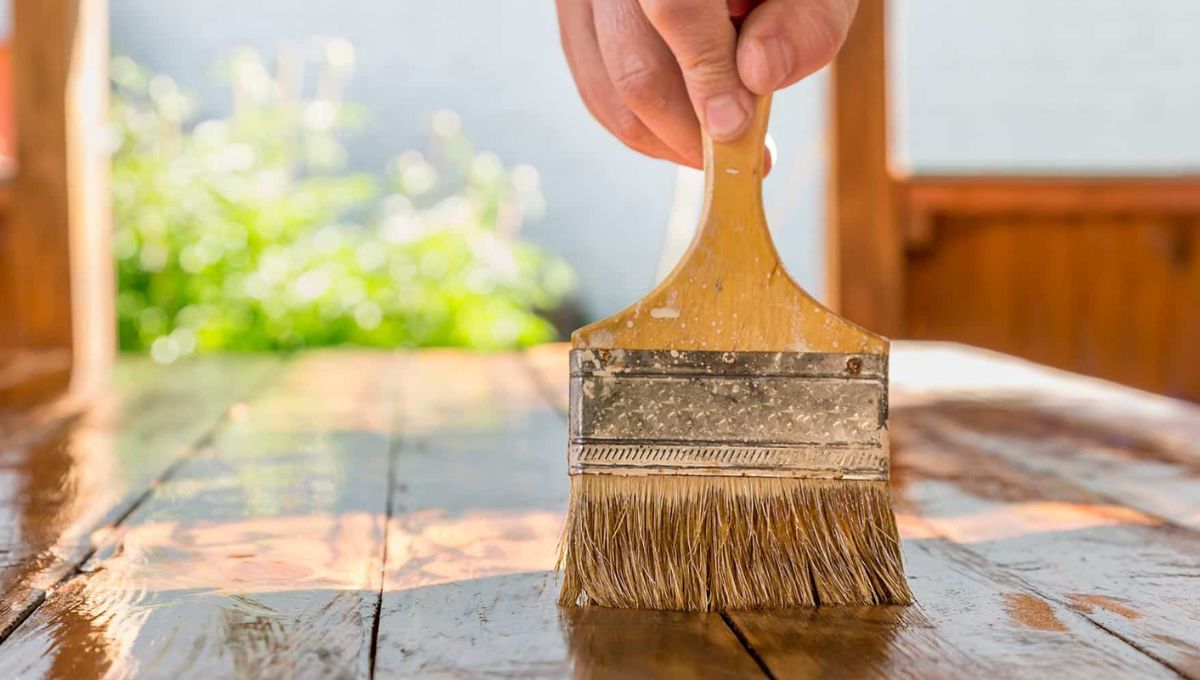 El barniz facilita la limpieza y el mantenimiento, además de aumentar la vida útil de muebles. El barniz facilita la limpieza y el mantenimiento, además de aumentar la vida útil de muebles.