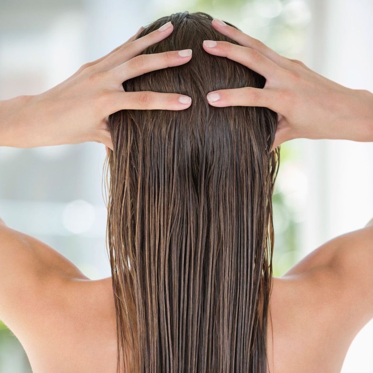 Los masajes capilares pueden beneficiar el crecimiento del pelo. Imagen: Freepik.