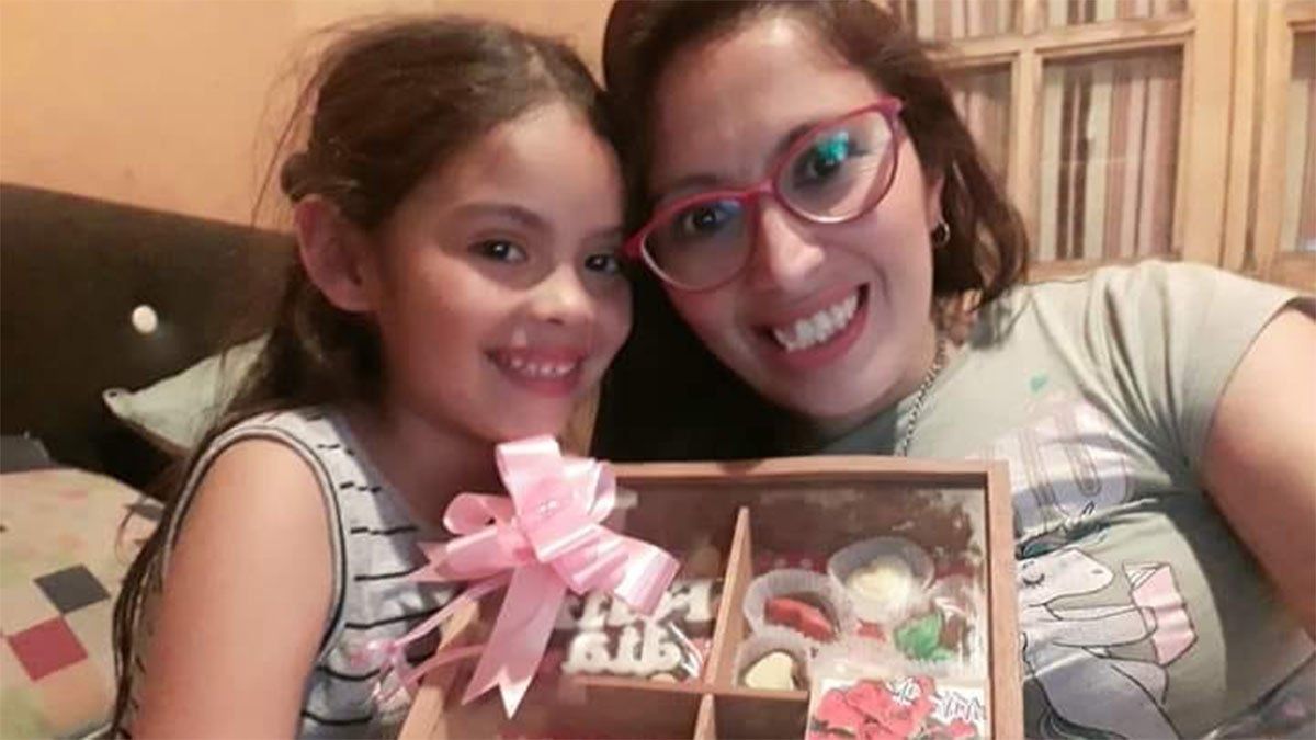 Eva junto a su mamá Lorena Alfaro.